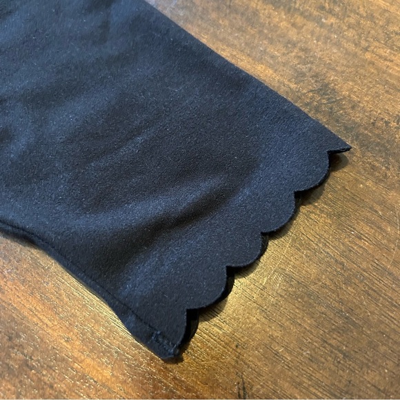 💲2/$15 NWOT Ardene 23” Crop Scallop Hem High Rise Black Leggings Women’s Medium - Picture 3 of 4